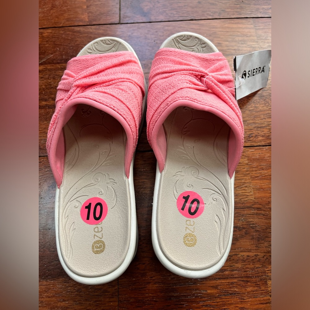 BZees Smile II Wedge Sandal, Size 10